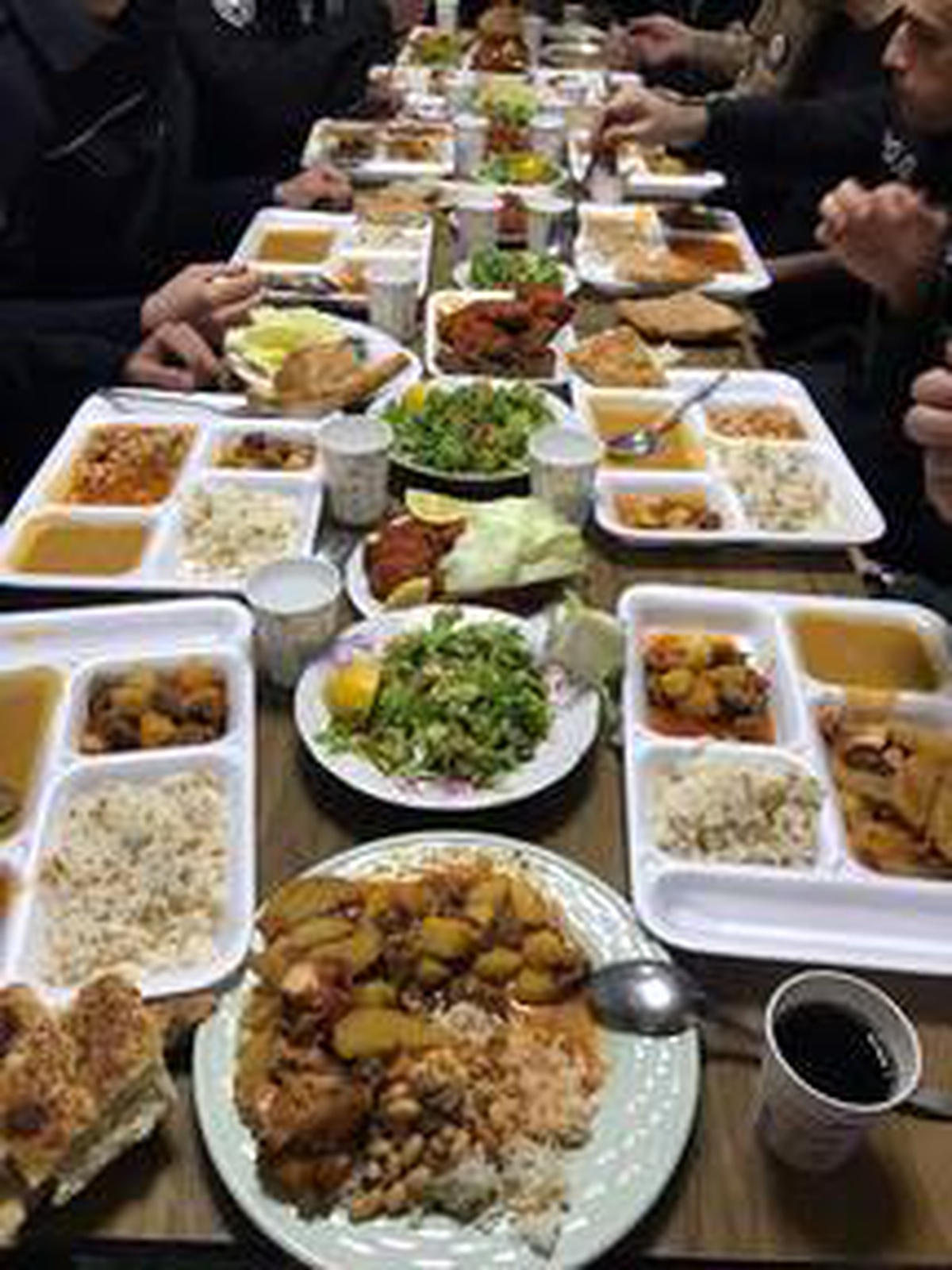 İzmirli kadınlar polis ve bekçilere iftarlık hazırladı