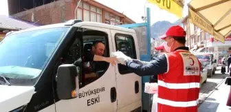 Kızılay Oltu'da maske ve dezenfekten dağıttı