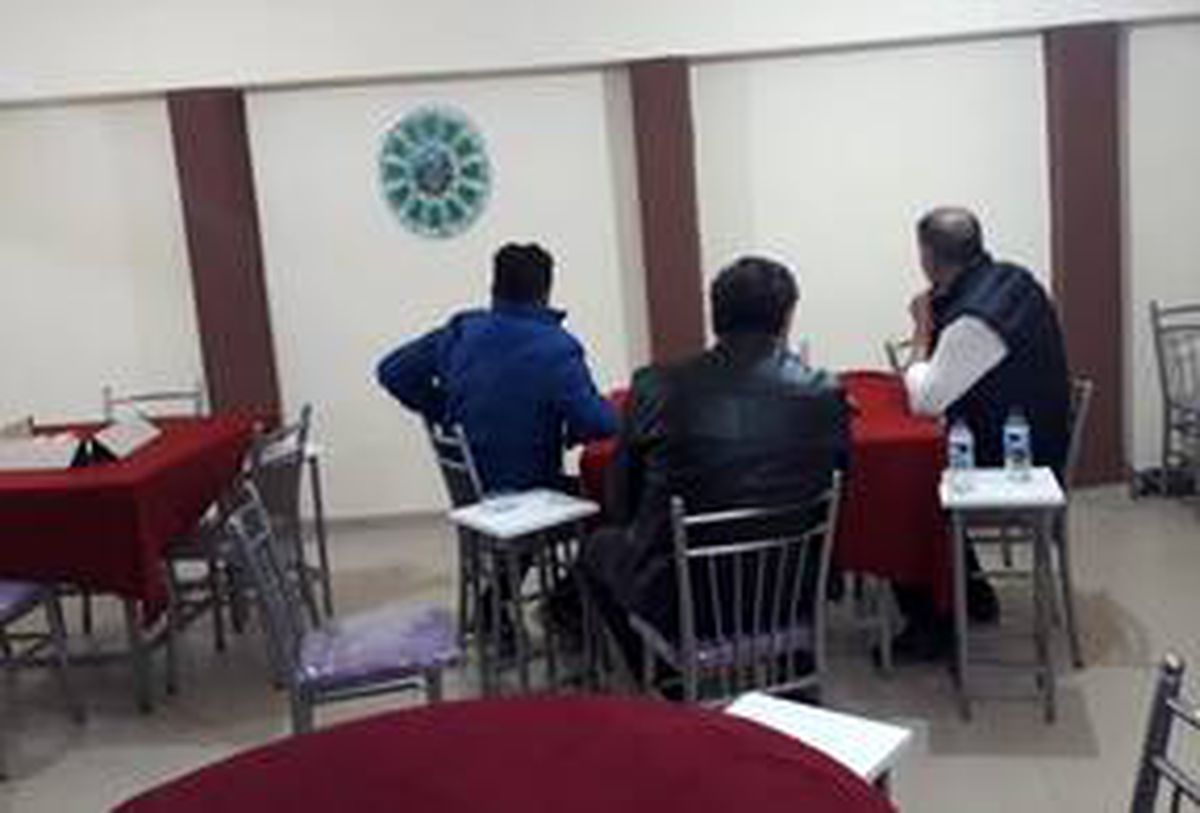 Konya\'da, Kovid-19 tedbirlerine uymayan iki kahvehanedeki 14 kişiye ceza kesildi