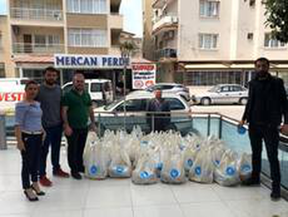 Kuşadası Ülkü Ocakları Ramazan paketi dağıtıyor
