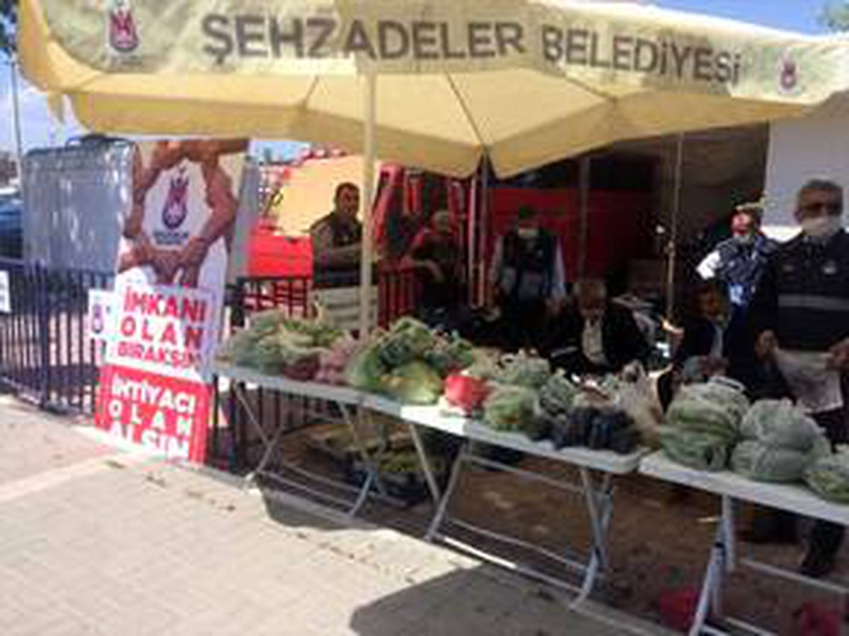 Manisa\'da pazar yerinde, "İmkanı olan bıraksın, ihtiyacı olan alsın" standı kuruldu