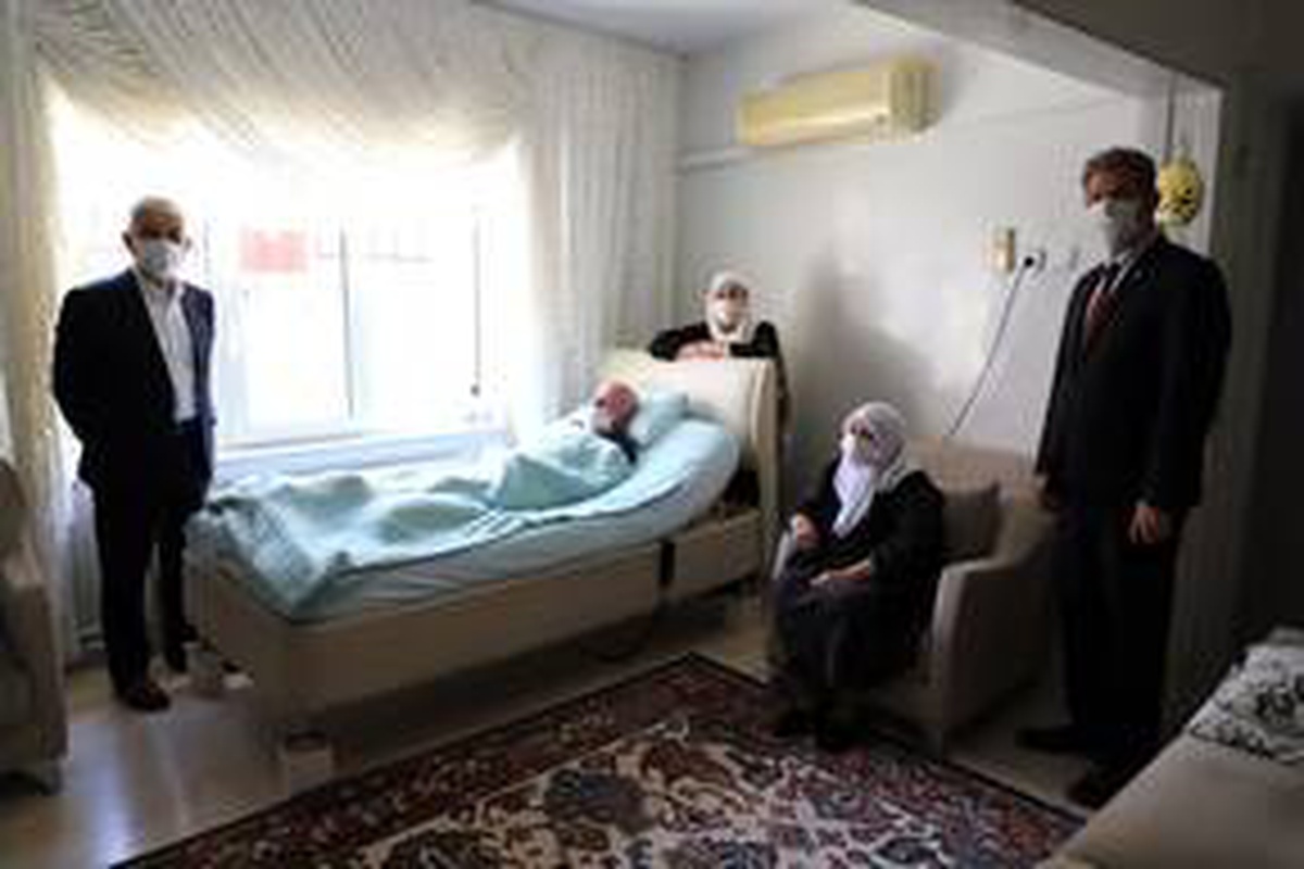 Muğla\'da yatağa bağımlı hasta ihtiyaç sahiplerine iki tekerlekli sandalye bağışladı