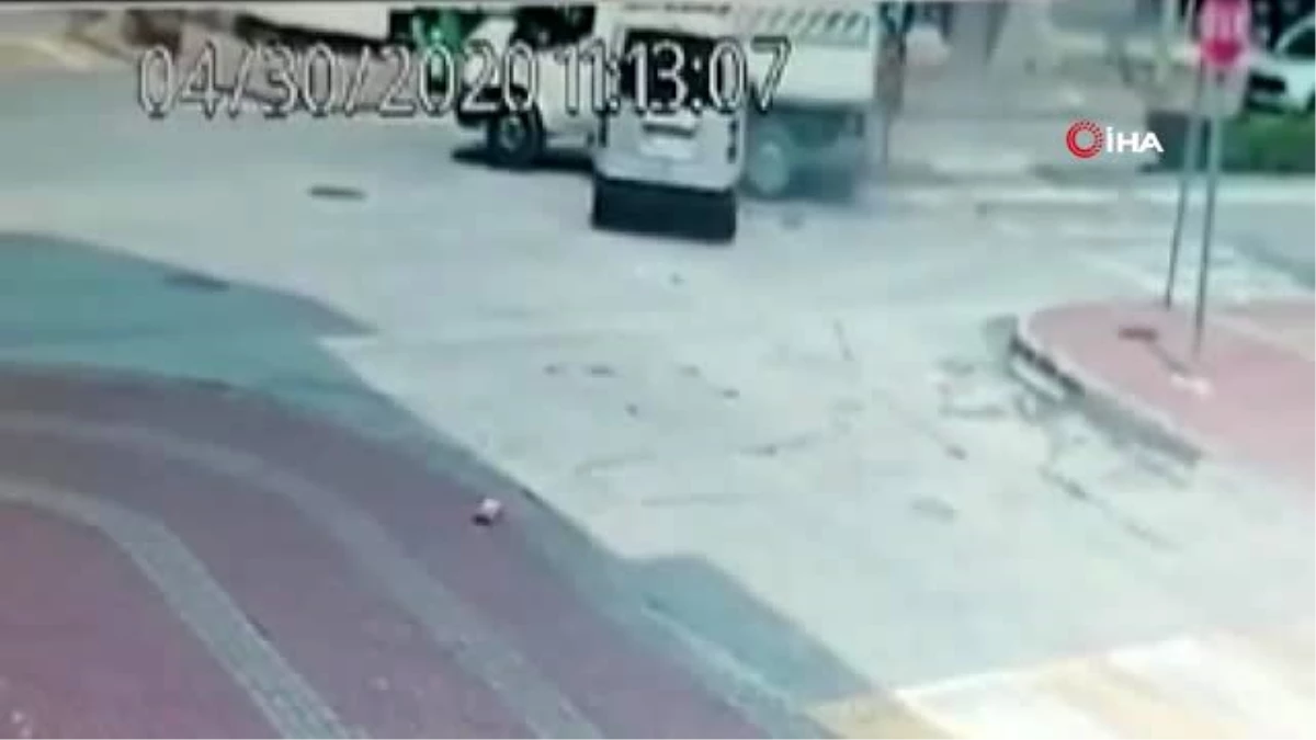 Antalya\'da iki kişinin yaralandığı trafik kazası kamerada