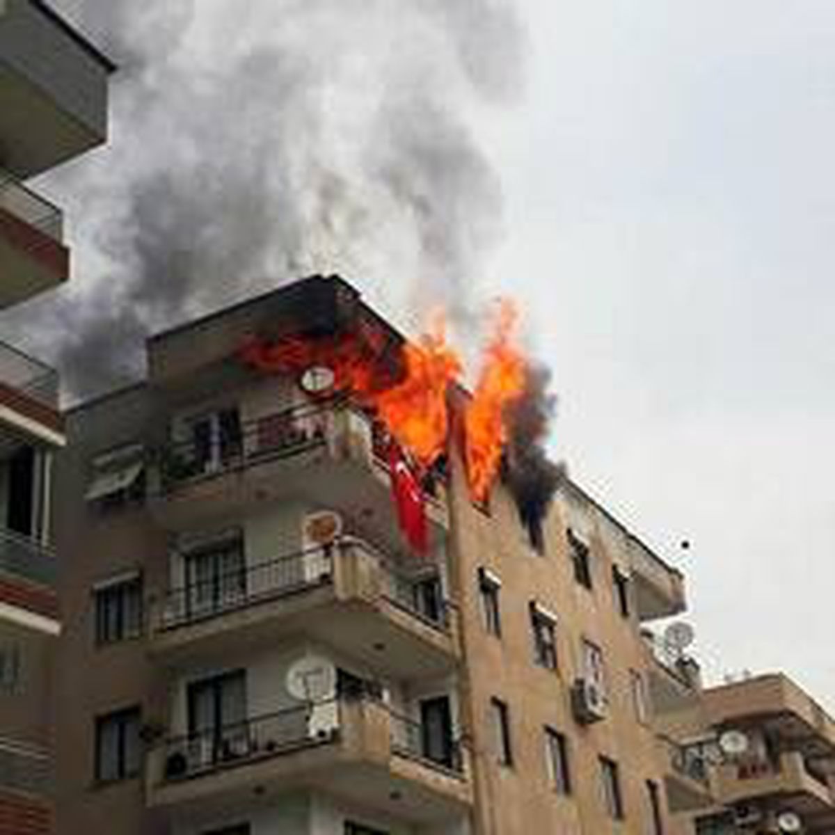 Apartmanda dehşete düşüren mutfak tüpü patlaması kameraya yansıdı
