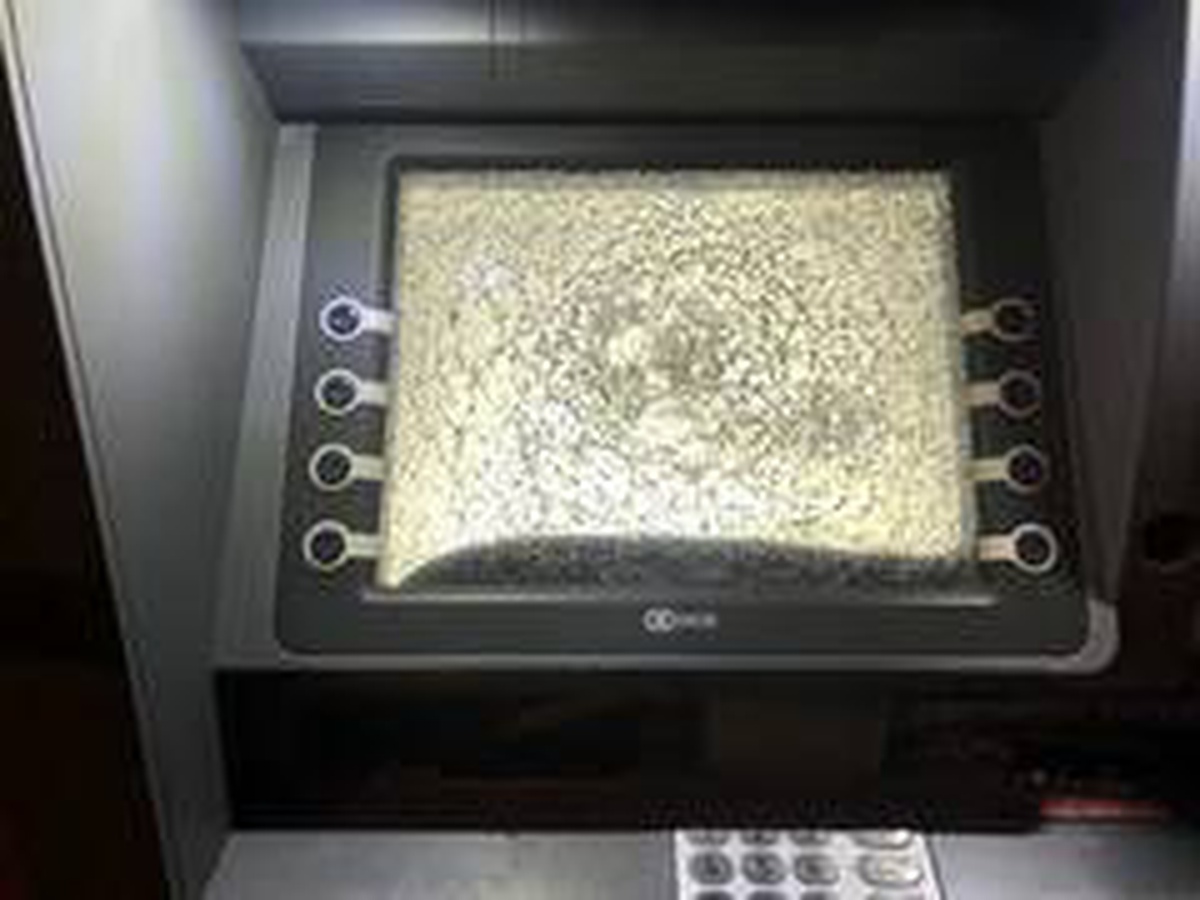 Babasına kızan kadın ATM\'leri böyle parçaladı