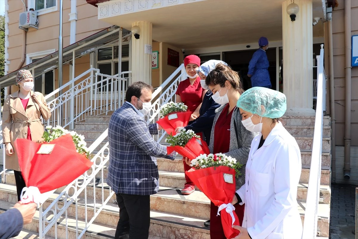 Başkan Özkan\'dan sağlık çalışanları ve güvenlik güçlerine çiçekli teşekkür