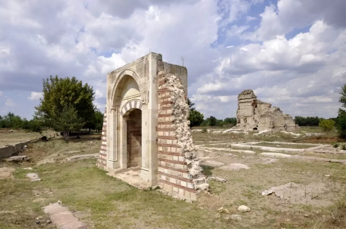 Edirne Yeni Sarayı Kazısı, "Cumhurbaşkanı Kararlı Kazılar" arasına alınarak Trakya Üniversitesi\'ne...