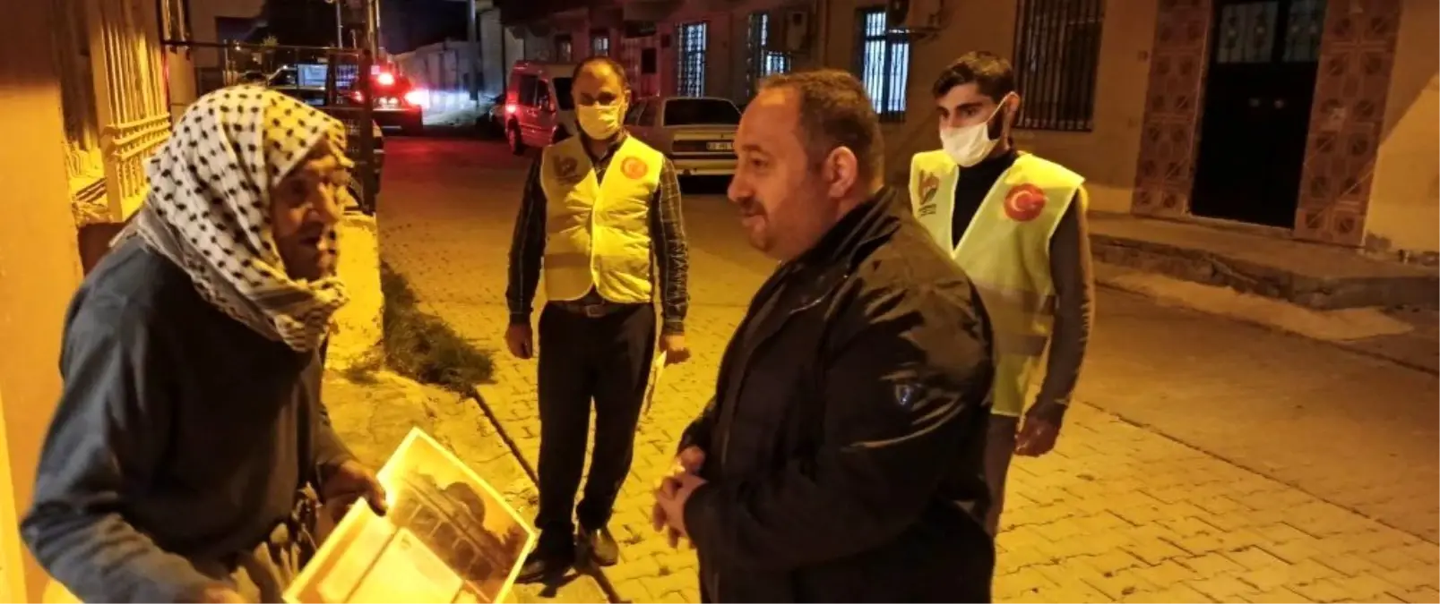 Ekinci yaşlılara maske dağıttı