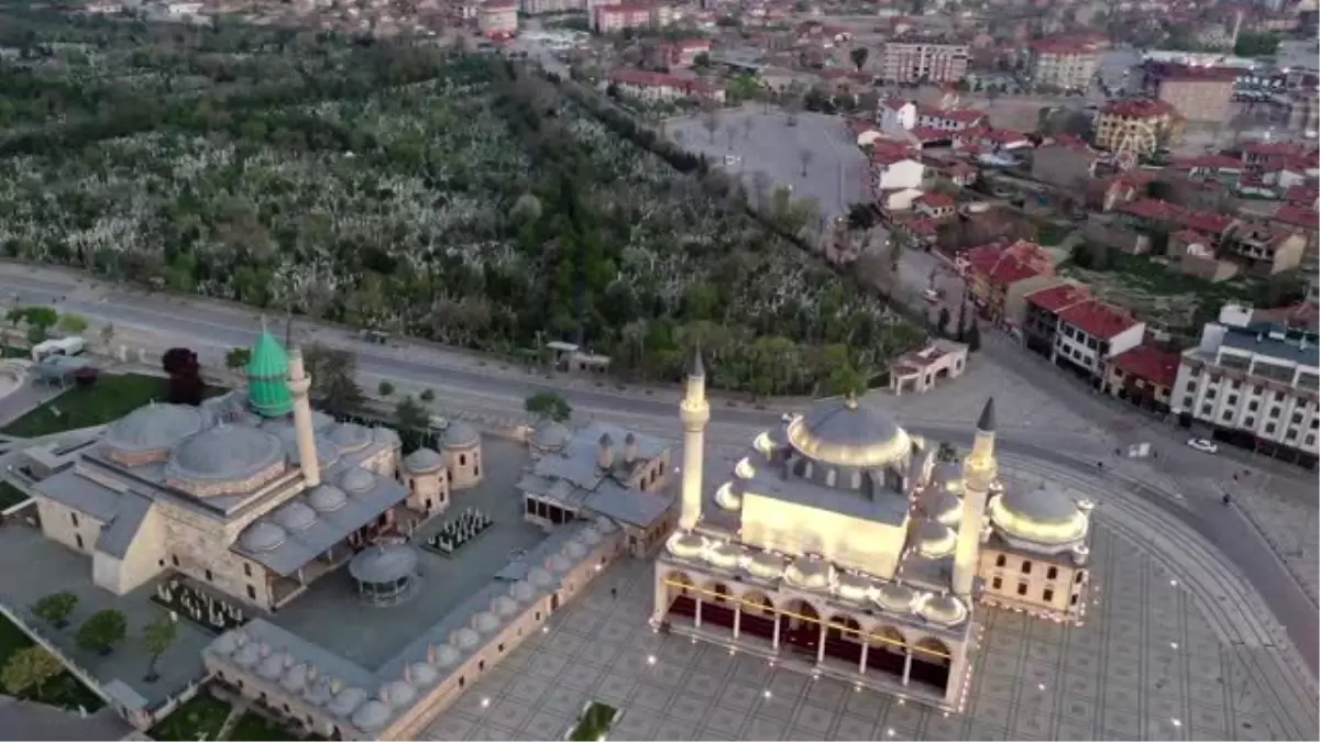 Her yıl dolup taşan Mevlana Meydanı\'nda koronavirüs sessizliği - KONYA