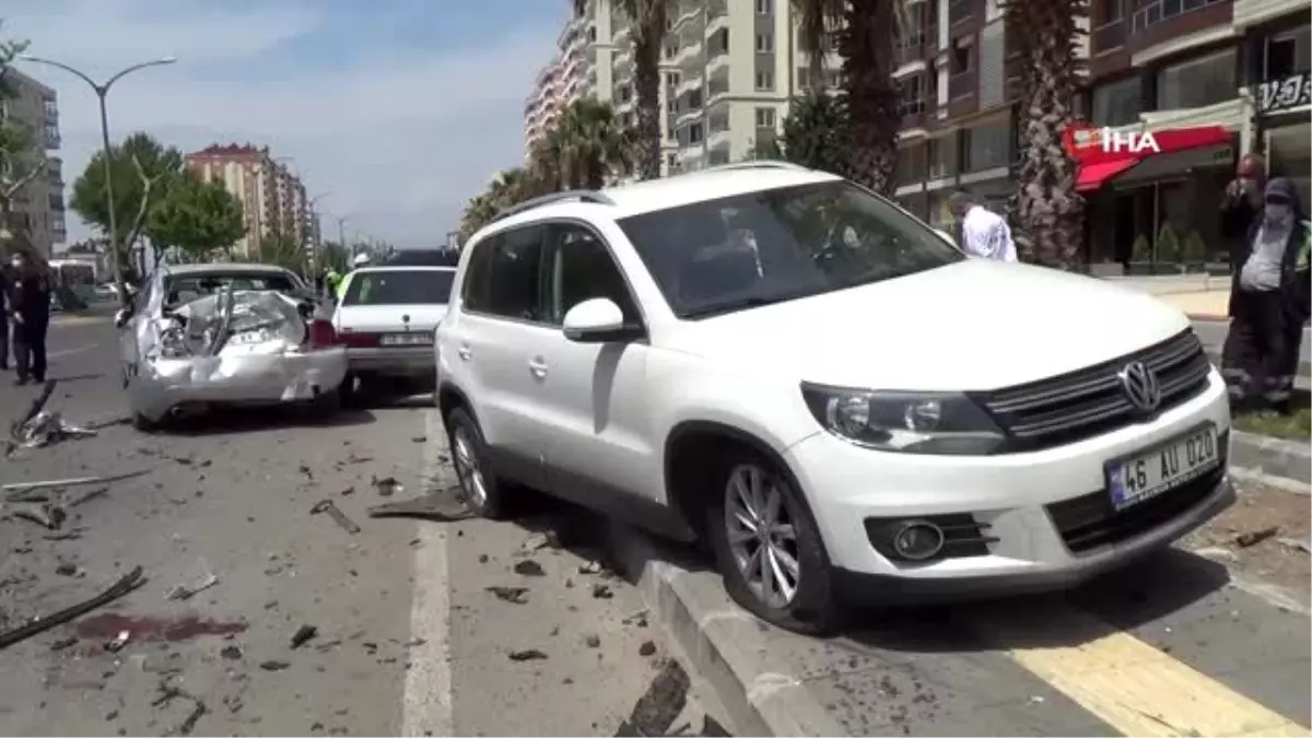 Hızını alamayan otomobil 5 araca çarptı: 1\'i ağır 2 yaralı