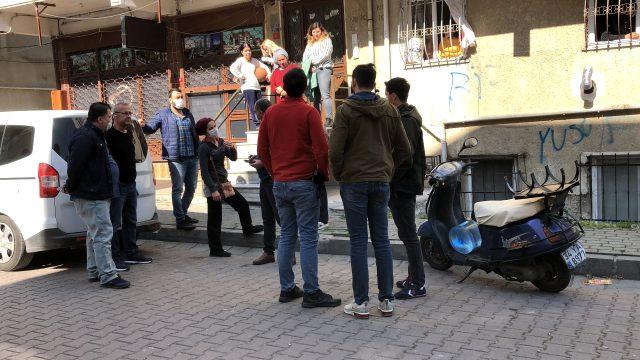 İstanbul'da uzun namlulu silahlarla bir apartmana giren şahıslar, mahalleliyi sokağa döktü