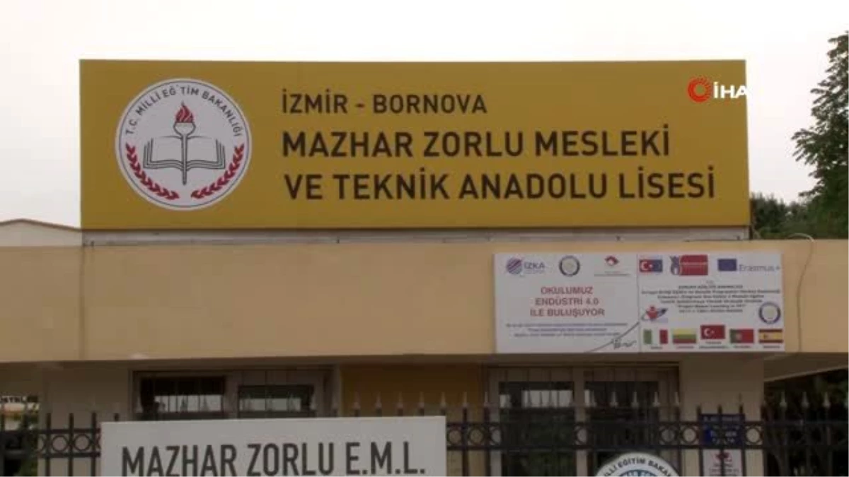 İzmir\'de okullar, fabrika gibi çalışıp siperlik ve maske üretiyor