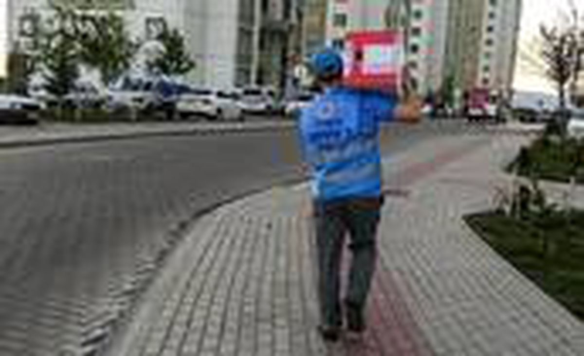 Kapı kapı dolaşıp pide ikram ediyorlar