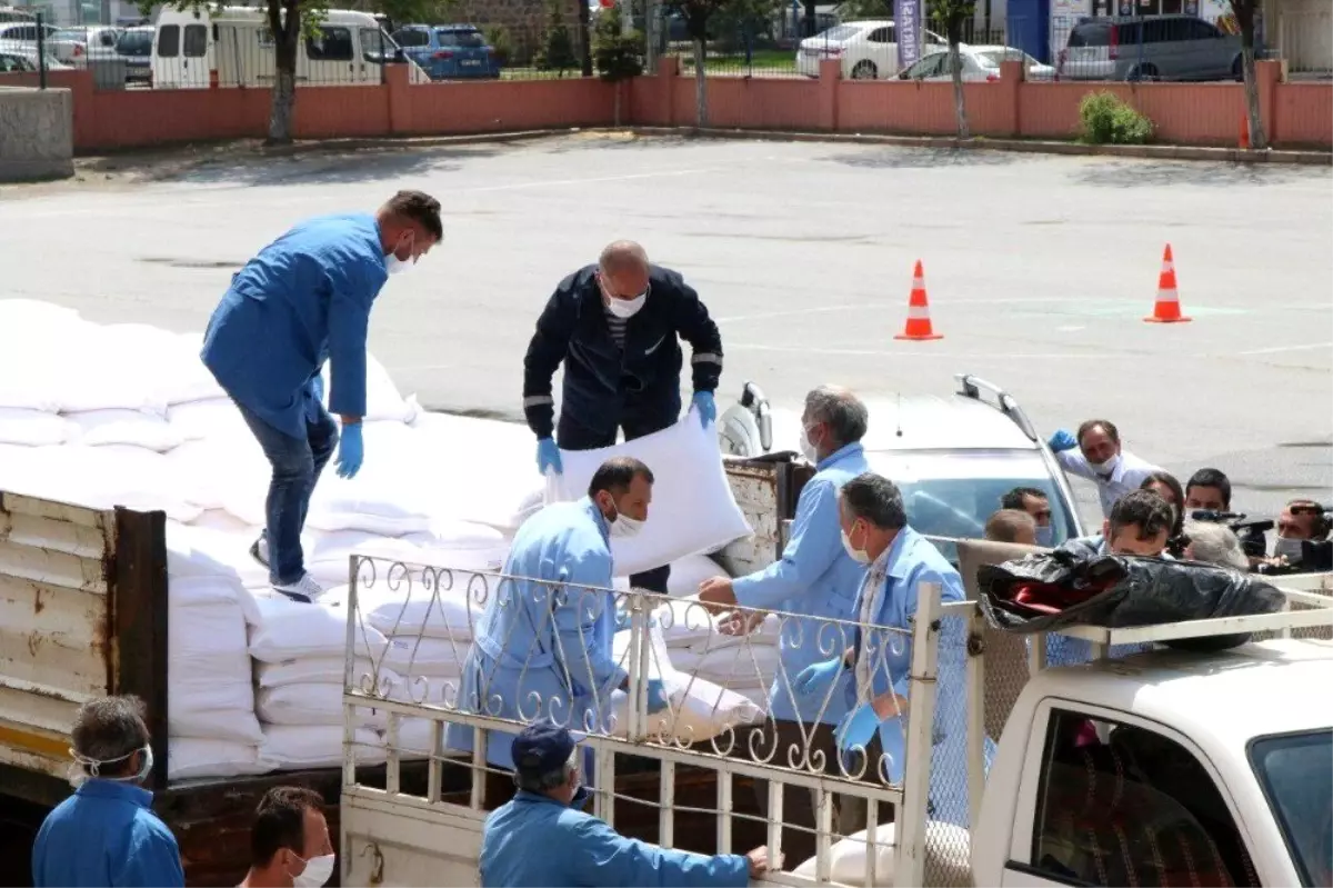 Kayseri\'de öğretmenler tarafından ihtiyaç sahiplerine bin torba un dağıtıldı