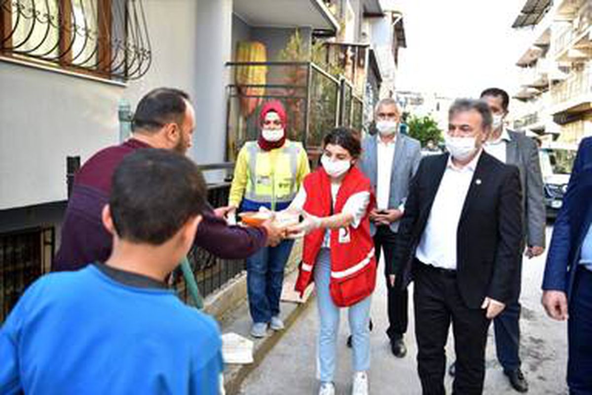 Kızılay Bornova\'da 2 bin aileye iftar yemeği dağıtıyor