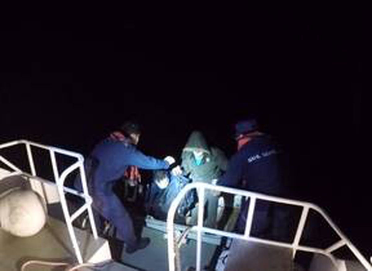 Muğla\'da Türk kara sularına itilen bottaki 5 sığınmacı kurtarıldı