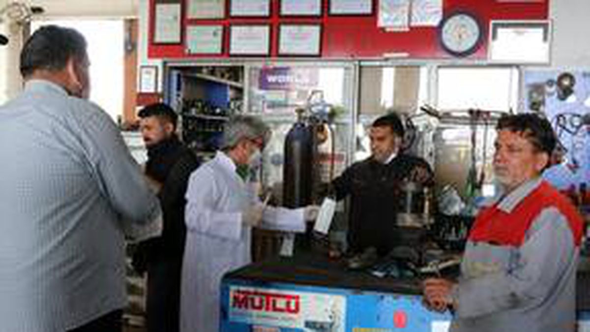 Mut\'ta esnafa maske dağıtıldı