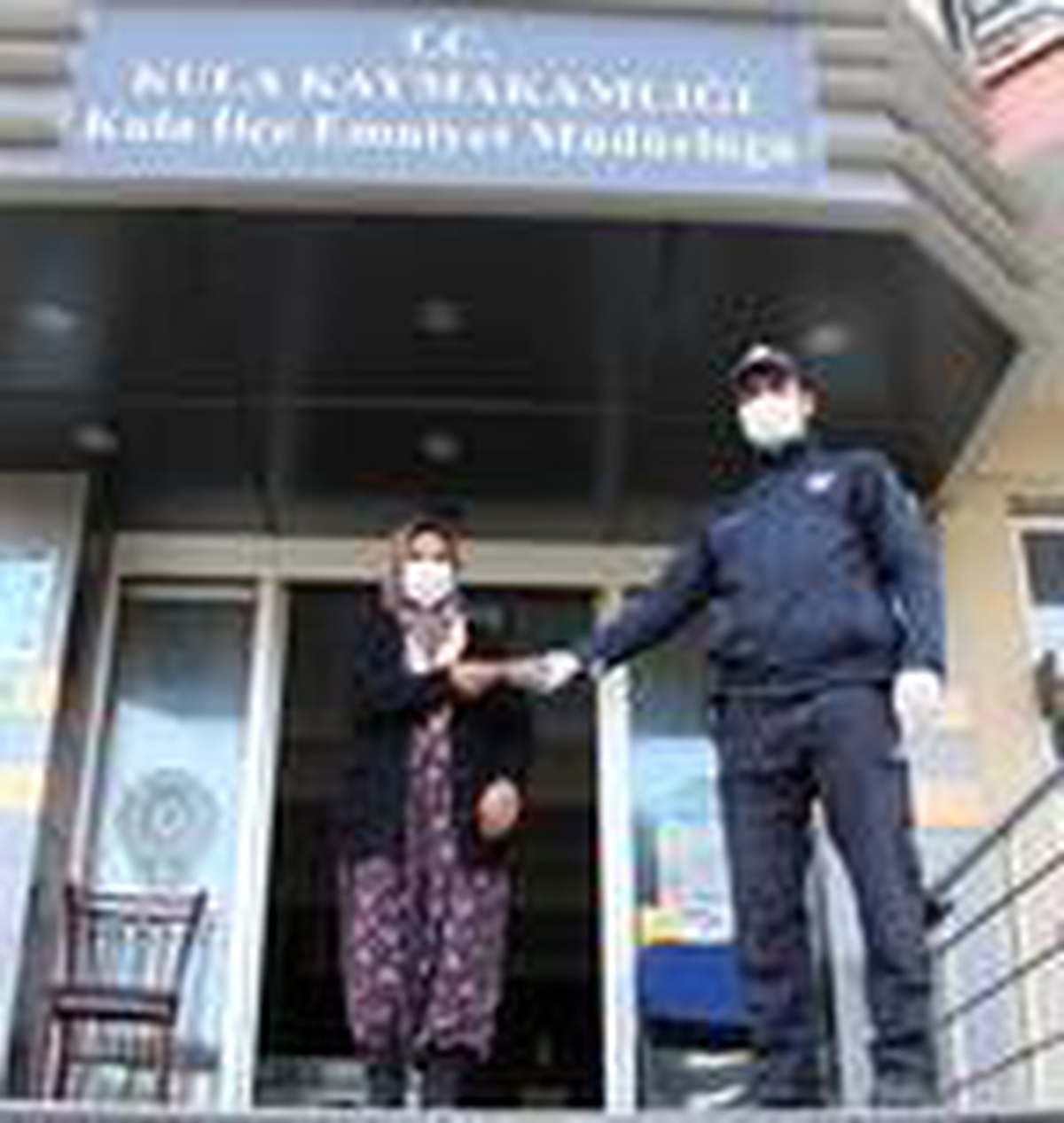 Parasını düşüren yaşlı kadının imdadına polisler yetişti