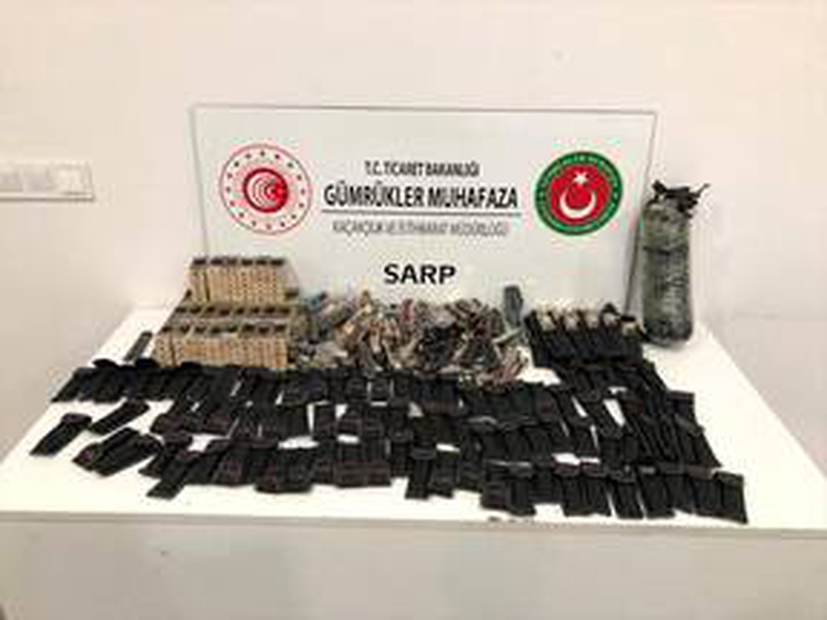 Sarp Gümrük Kapısı\'nda 1500 canlı kraliçe arı ve uyuşturucu ele geçirildi