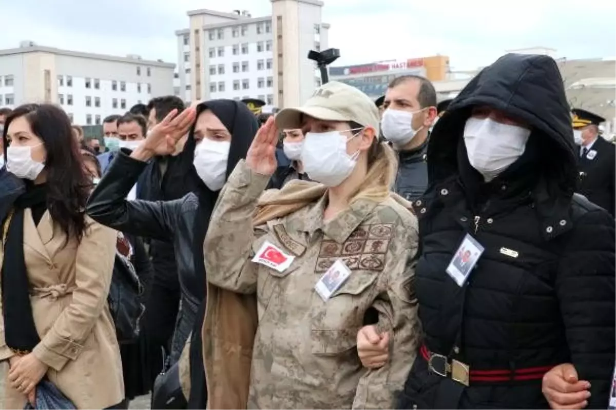 Şehit eşini asker selamıyla uğurladı