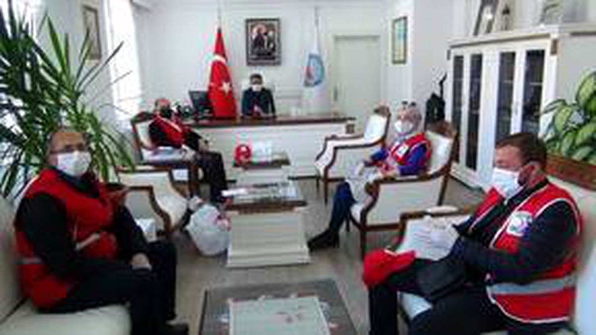 Tatvan Kaymakamı Özkan, Türk Kızılay Şube Başkanı Taşar\'ı kabul etti