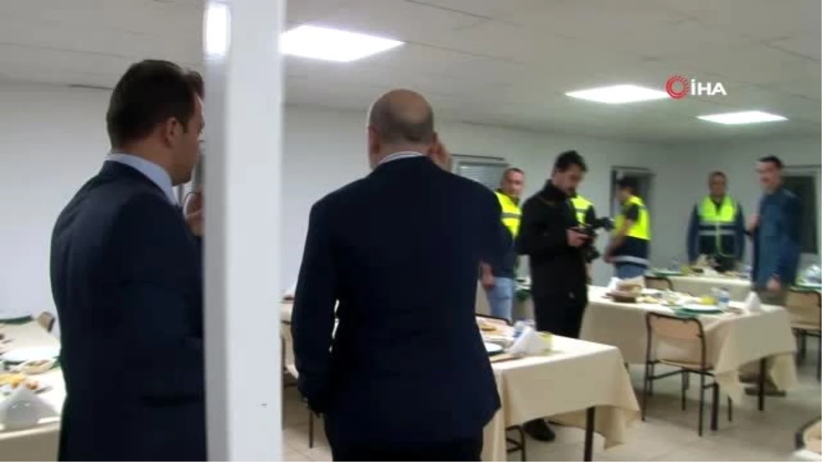 Ulaştırma Bakanı Karaismailoğlu, Kuzey Marmara Otoyolu\'nda işçilerle iftar yaptı