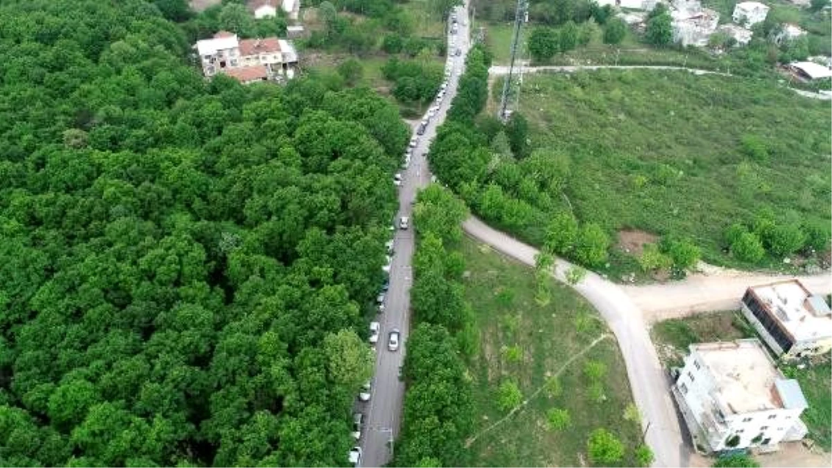 Yasak öncesi kilometrelerce içme suyu kuyruğu