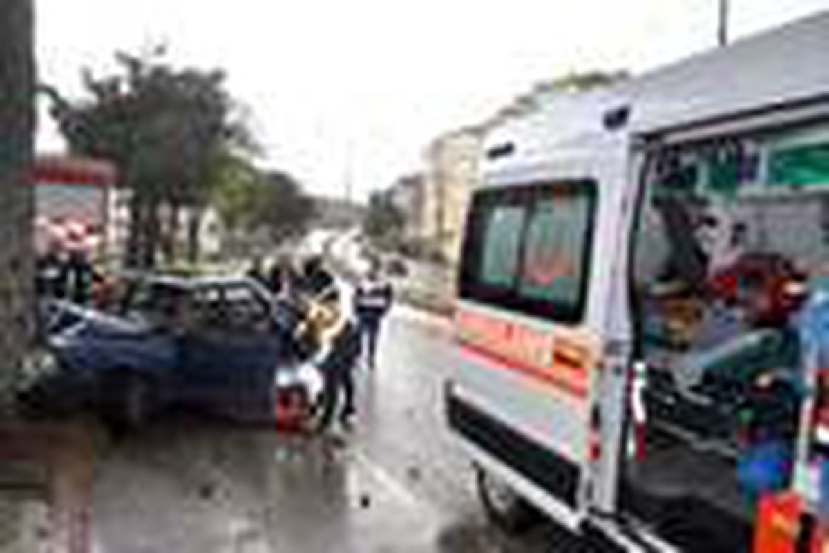 Ağaca çarpan otomobilde 2 kişi yaralandı
