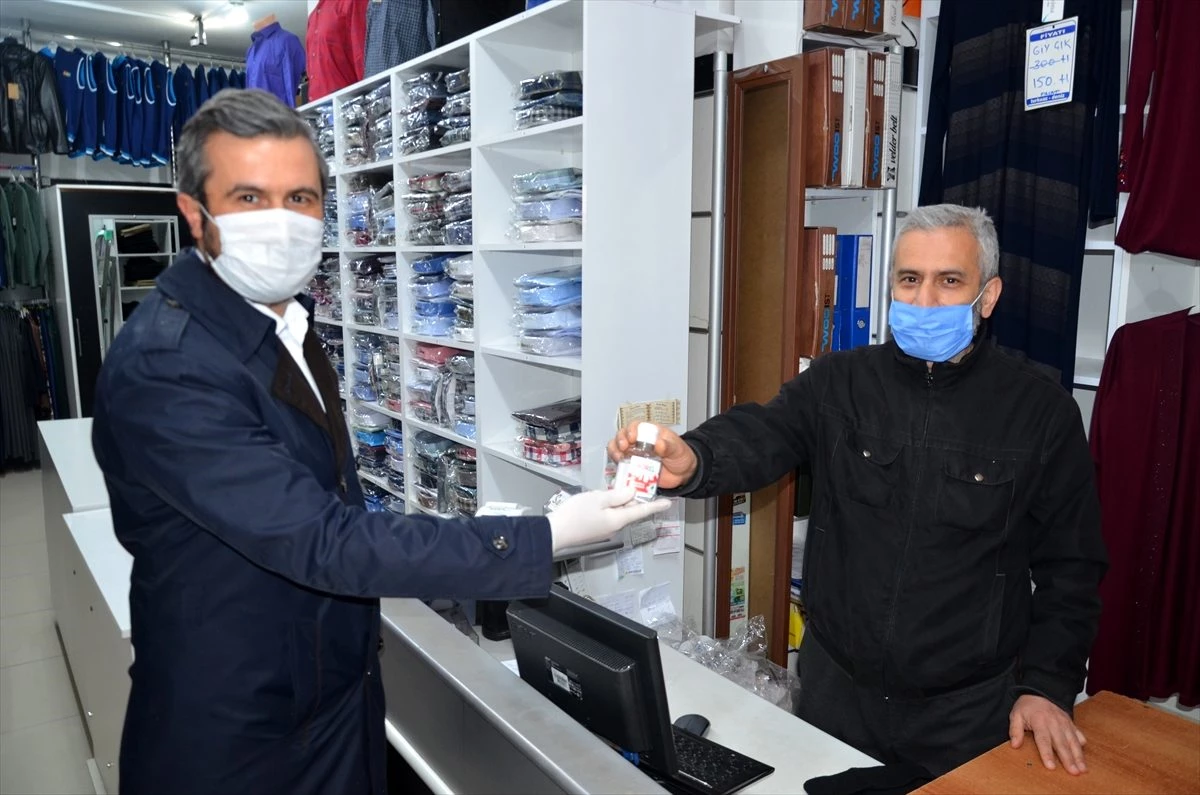 AK Parti Amasya Merkez İlçe Başkanı Uzun dezenfektan dağıttı