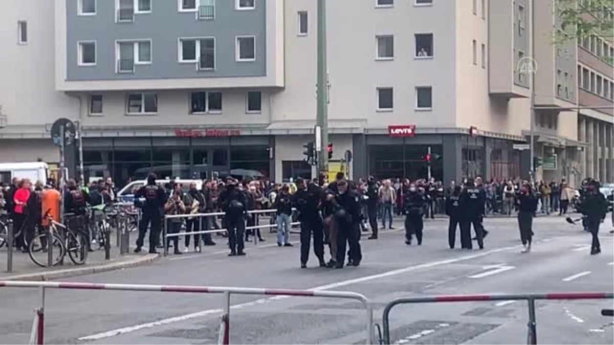 Almanya\'da Kovid-19 kısıtlamalarını protesto edenlere polis müdahale etti