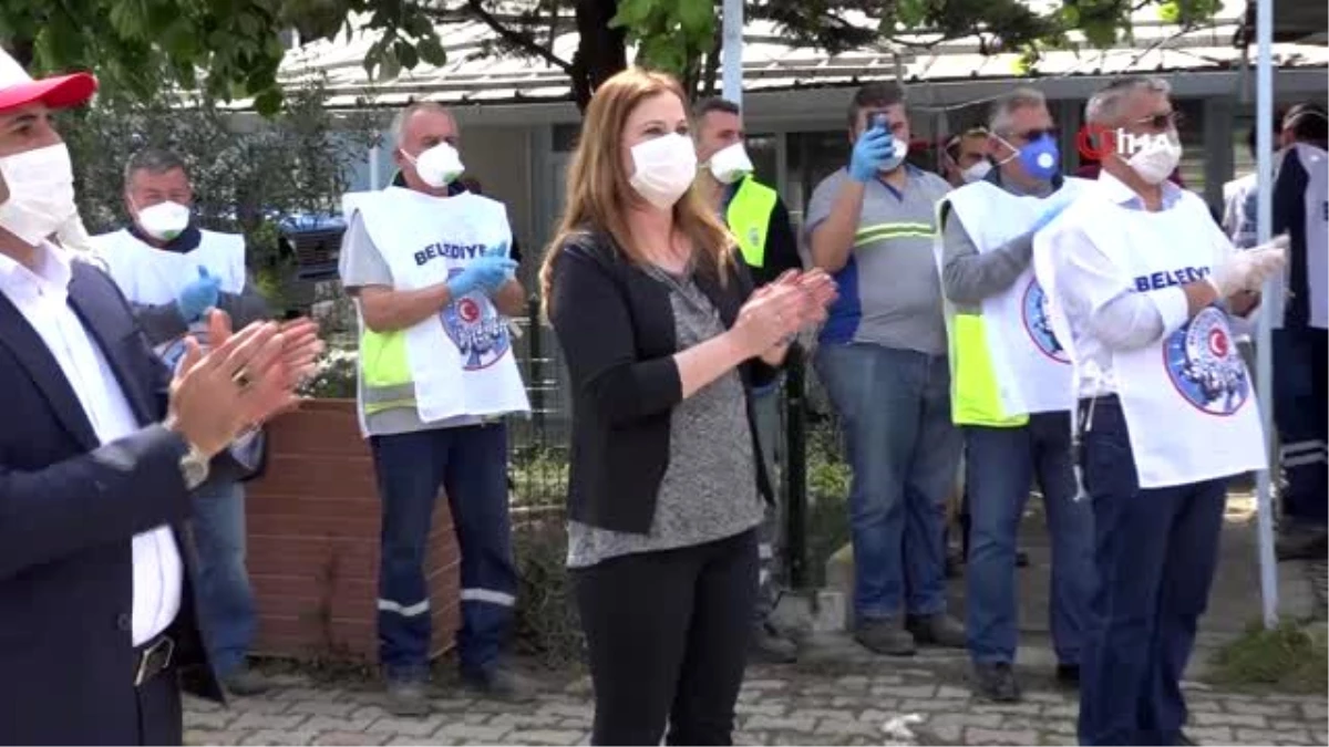 Balçova\'da fırça saplarıyla sosyal mesafeli 1 Mayıs halayı