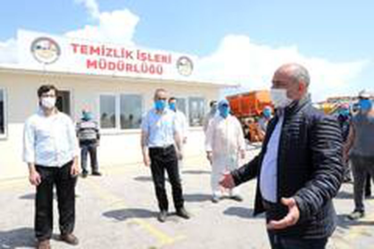 Başkan Söğüt 1 Mayıs\'ta temizlik işçilerini ziyaret etti