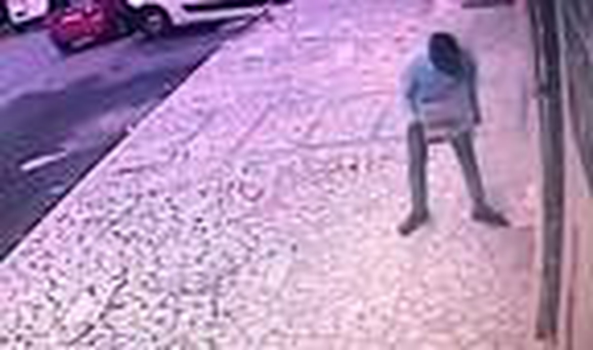 Bayi önünden gazete hırsızlığı kamerada