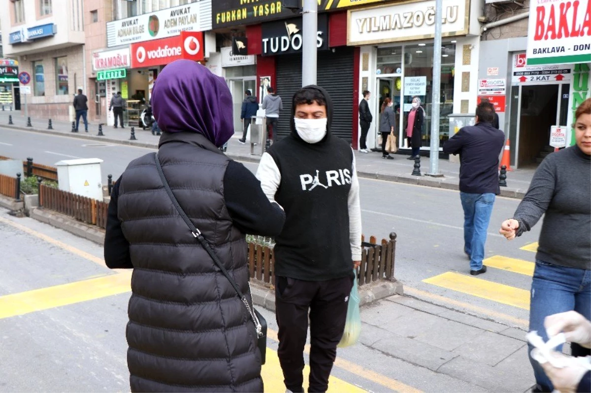 Belediye Başkanı Rasim Arı\'nın eşi Melek Arı, vatandaşlara maske dağıttı
