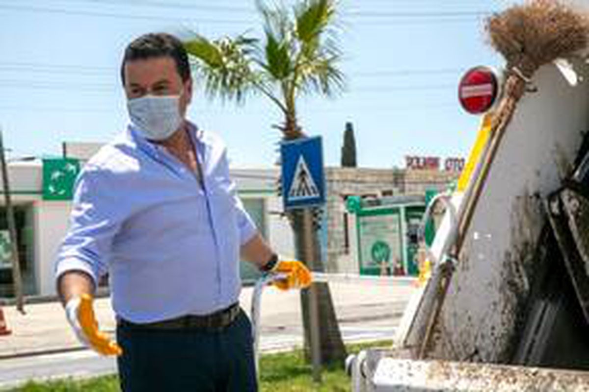 Bodrum Belediye Başkanı, çöp konteyneri boşaltıp, temizlik yaptı