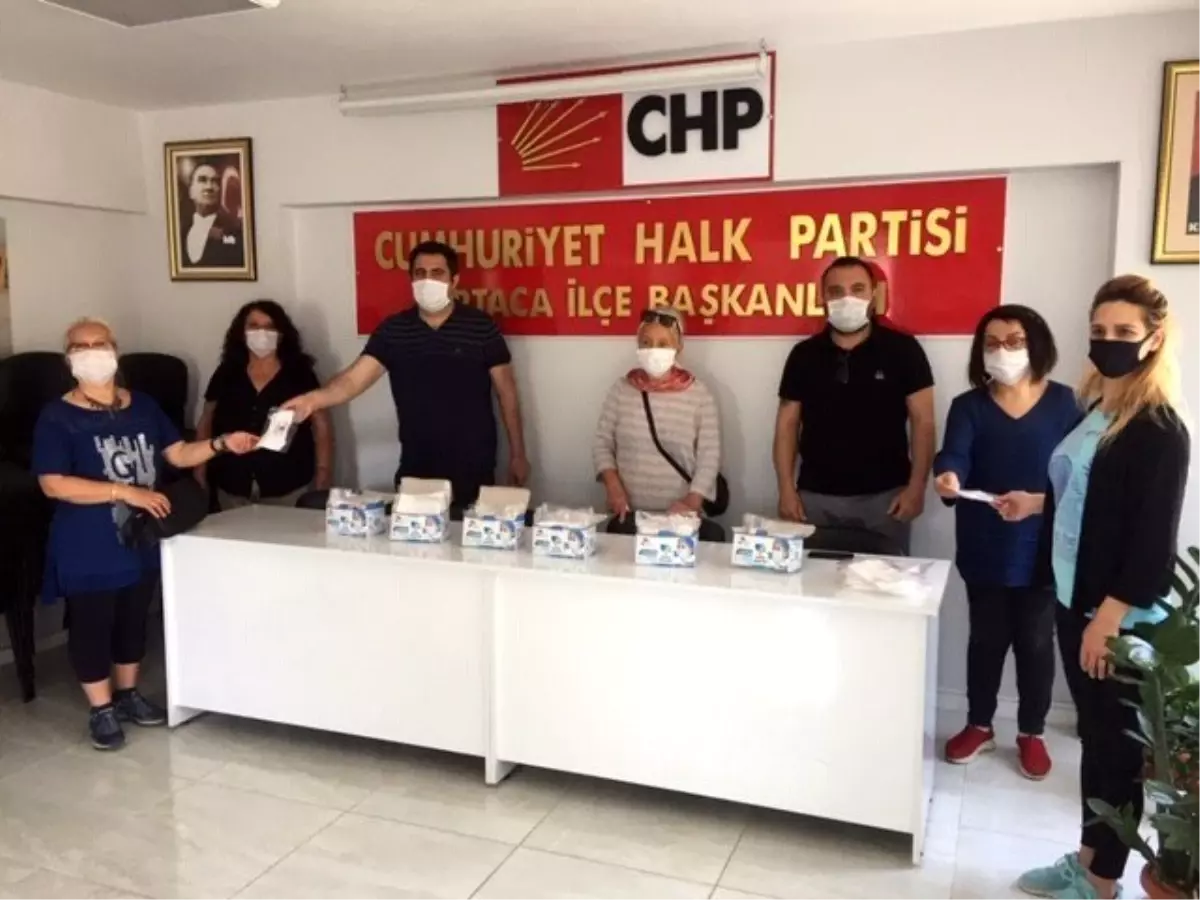 CHP Ortaca, kendi imkanları ile ürettiği maskeleri vatandaşa ulaştırıyor