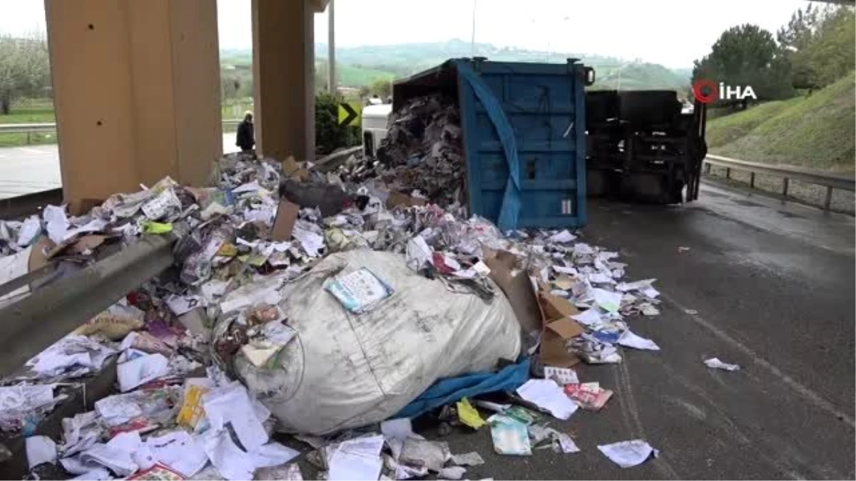 Geri dönüşüm kağıdı yüklü kamyon devrildi: 1 yaralı