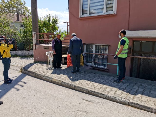 İlçede her eve Ramazan kolisi dağıtan belediye başkanı, şimdi de tüm hanelere patates ve soğan yardımı yapıyor