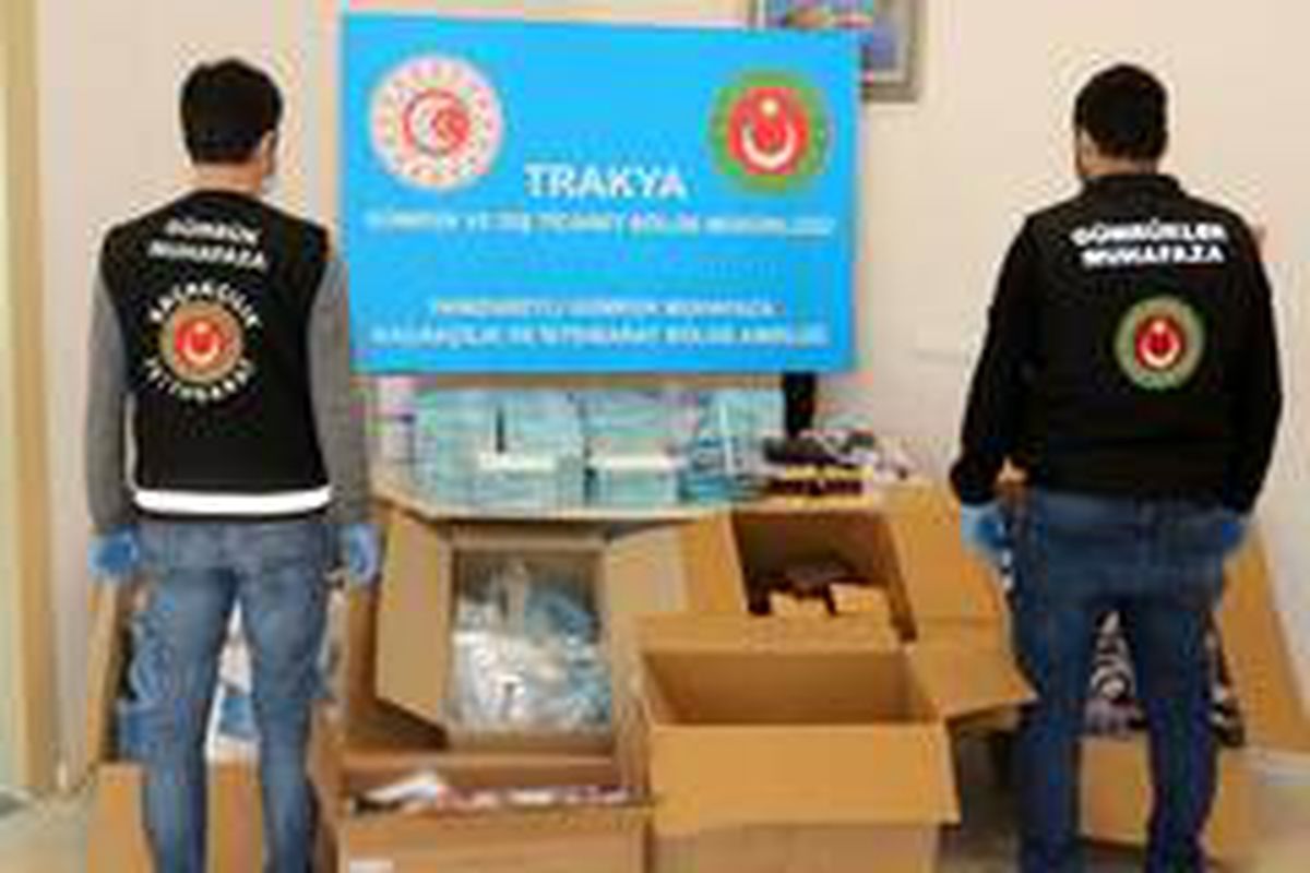 İzmir\'de 15 ton etil alkol ve Edirne\'de 5 bin 230 adet maske ile siperlik ele geçirildi