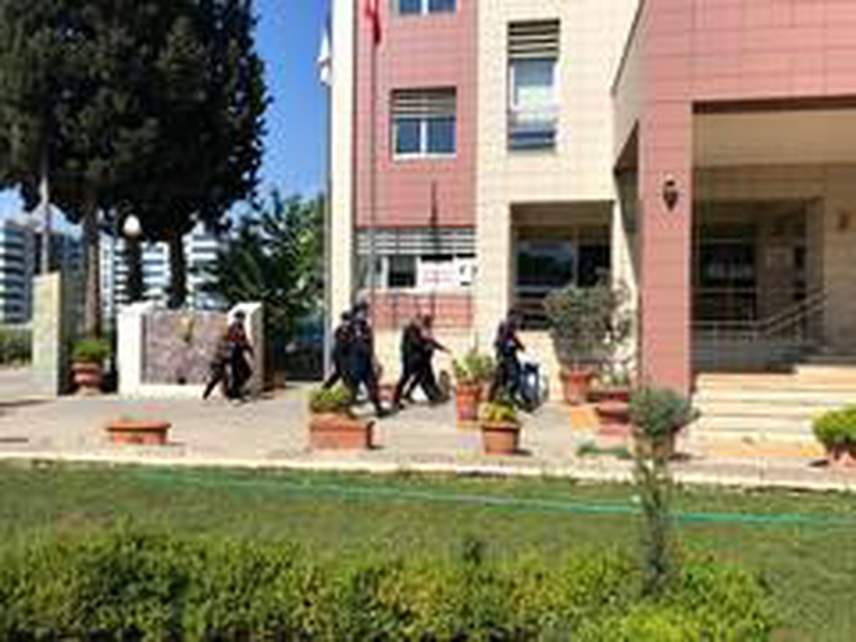 İzmir\'de şok olay: Ellerini ayaklarını bağladılar, parasını ve telefonunu gasp ettiler
