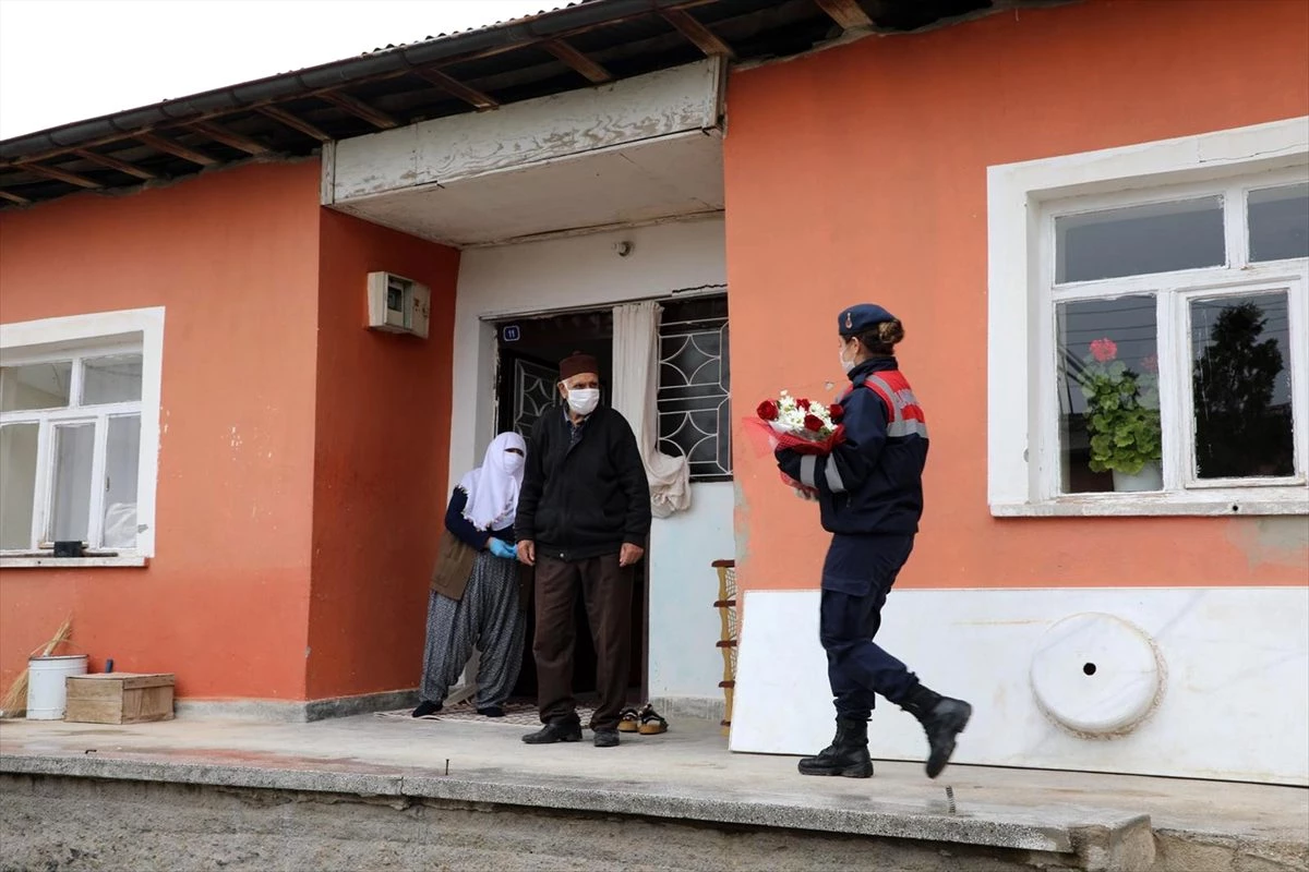 Jandarma evden çıkamayan yaşlıların 1 Mayıs Emek ve Dayanışma Gününü kutladı