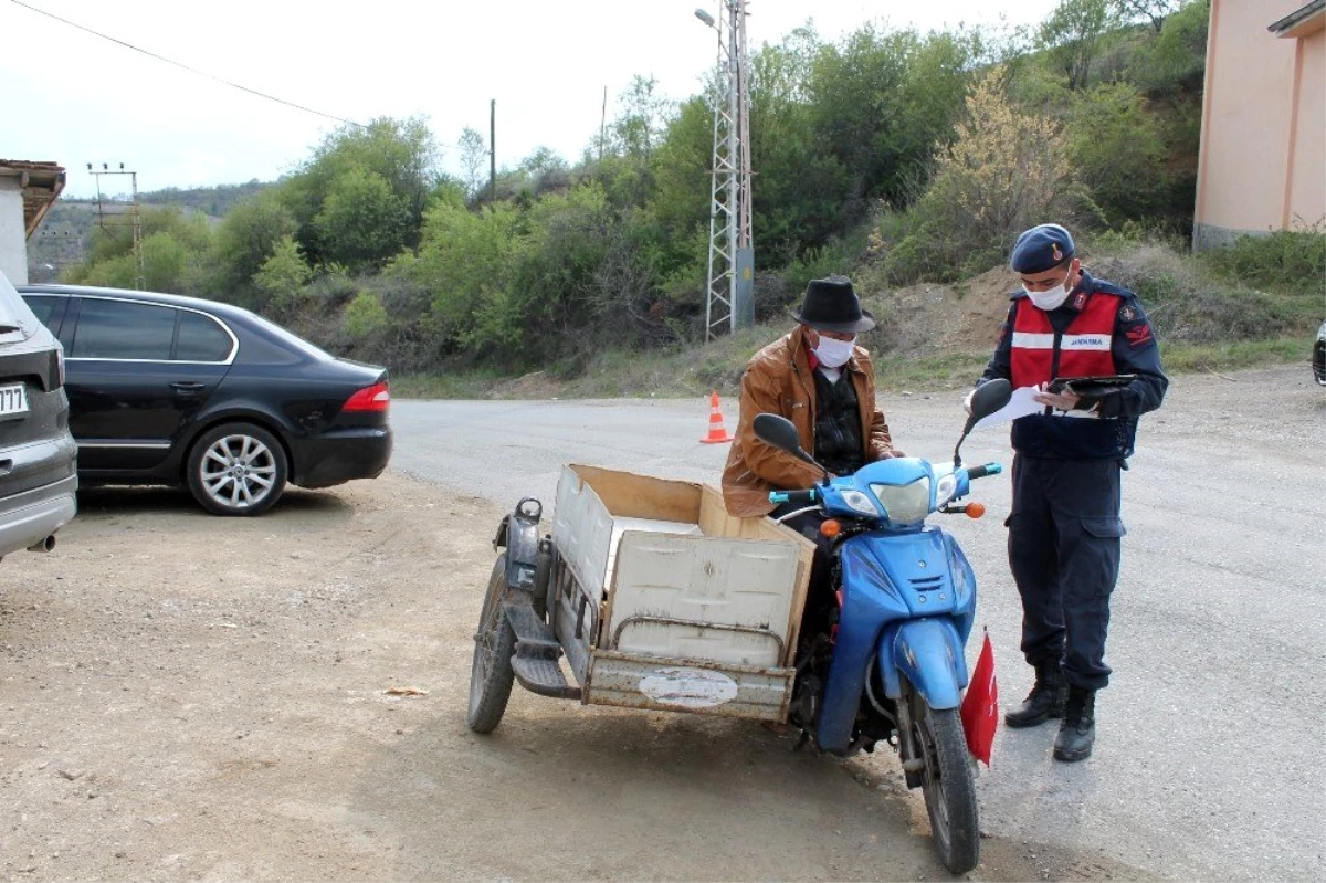 Kaymakamı Deniz Pişkin, şehir girişinde uygulama yapan kolluk güçlerini denetledi