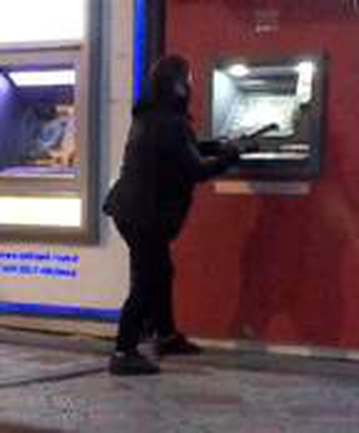 Miras yüzünden babasına kızıp, ATM\'lere keserle saldıran kadın suç makinesi çıktı