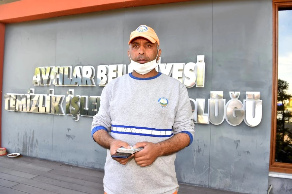 (Özel) İstanbul\'da temizlik işçisinden örnek davranış
