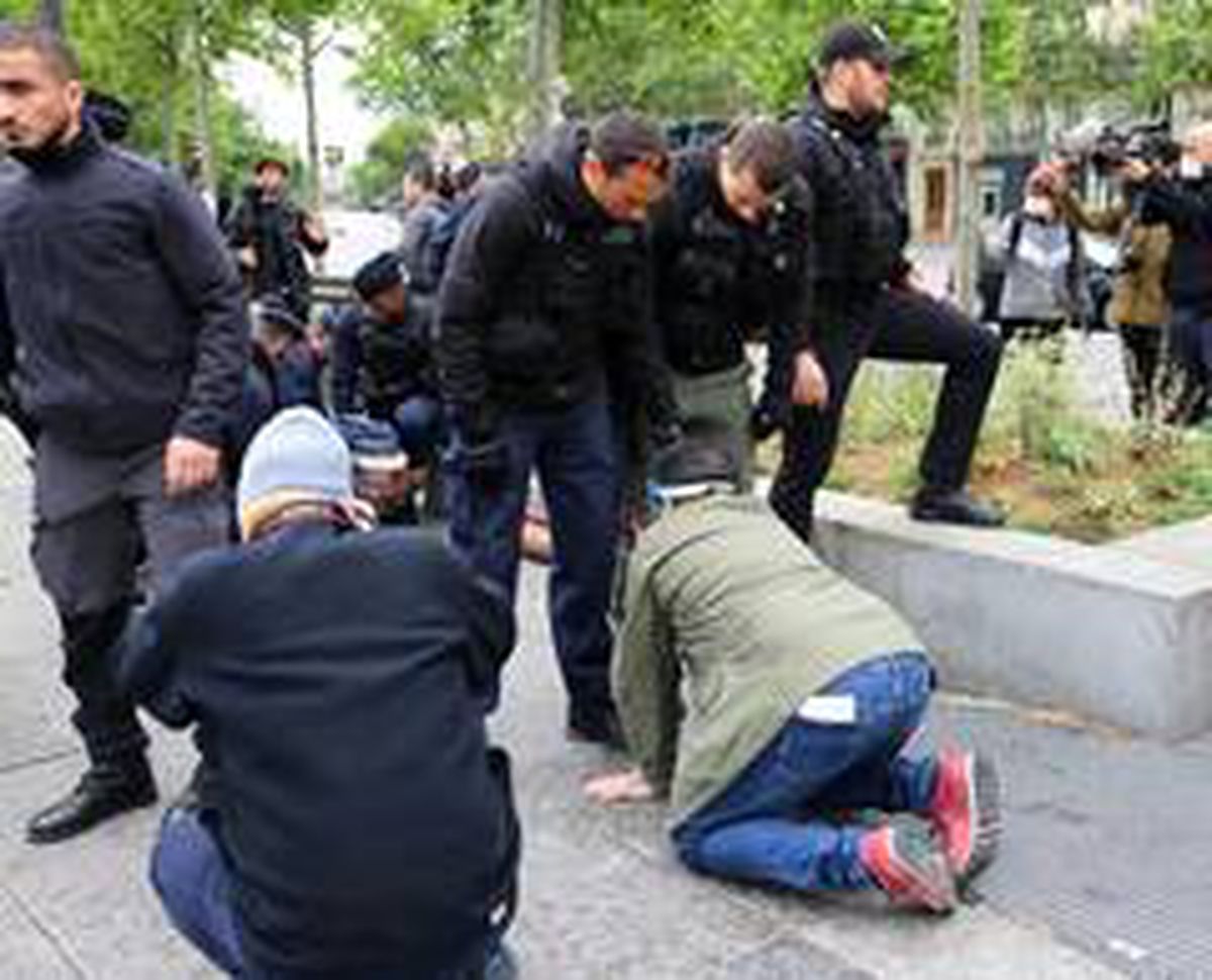 Paris\'te 1 Mayıs\'ı kutlayan bir Kürt gruba polis müdahalesi
