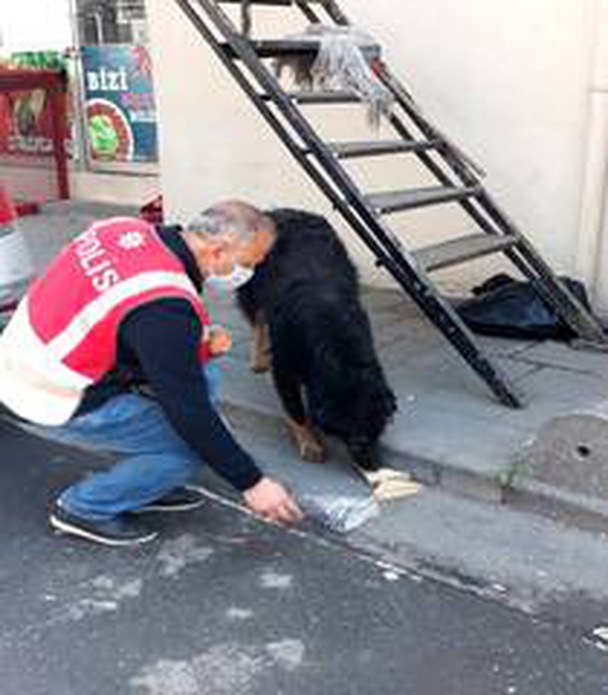 Polis memuru, iftarlık kumanyasını sokak köpeğiyle paylaştı