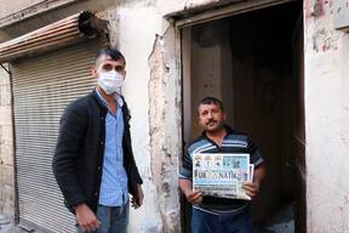 Şanlıurfa\'da evlerindeki vatandaşlara gazete dağıttılar