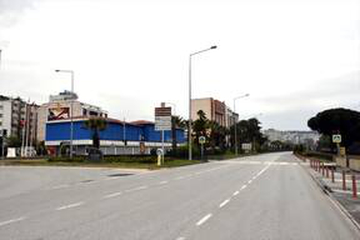 Sokağa çıkma kısıtlamasıyla Samsun\'da caddeler sessizliğe büründü