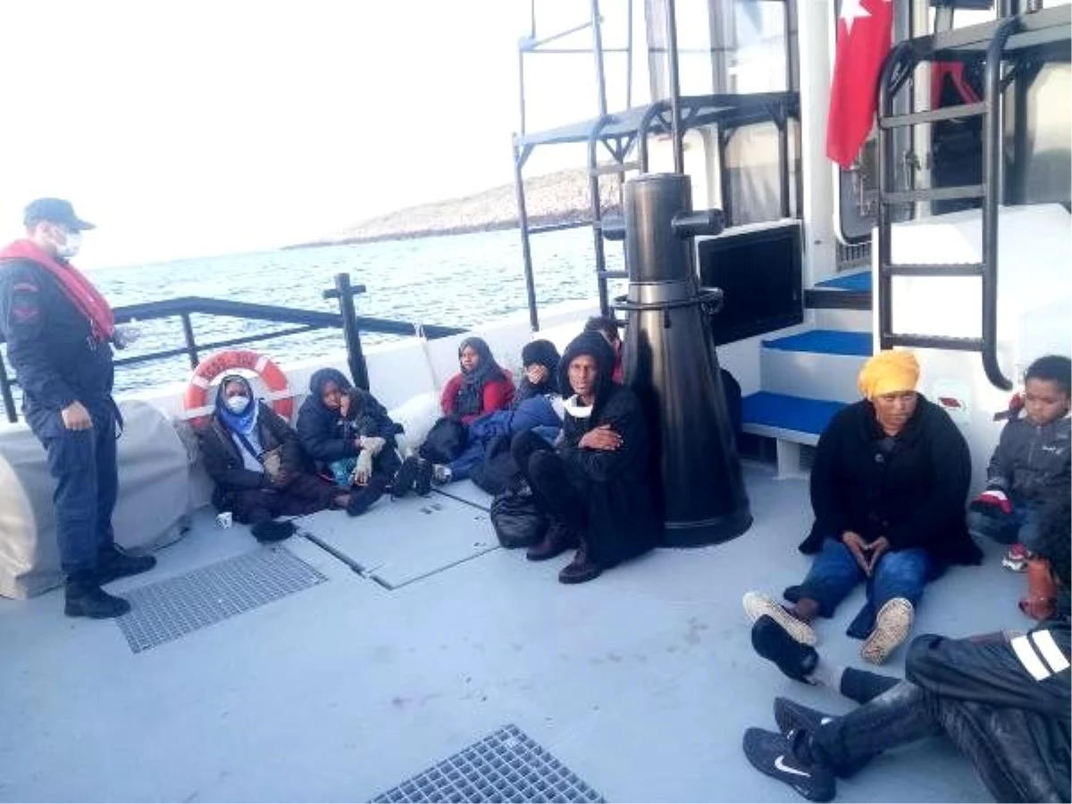 Yunan askerinin botlarının motorunu söktüğü göçmenleri, Türk Sahil Güvenliği kurtardı