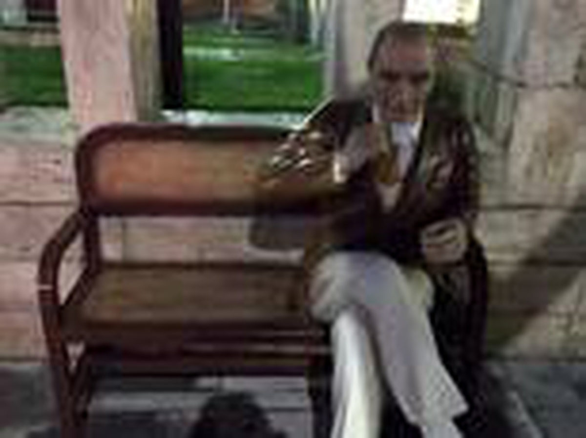 Ahi Evran Külliyesi girişine Atatürk\'ün kahve içerken yapılmış heykeli koyuldu